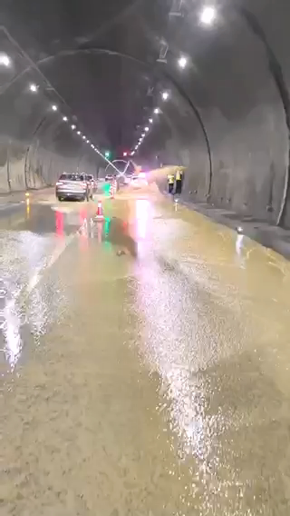 A water gushing occurred in a high-speed tunnel in Guizhou, and traffic police say they are evaluating the cause. The tunnel was once a research case due to its complex geology