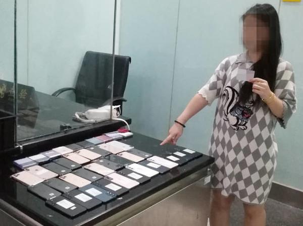 A woman disguised as a pregnant woman smuggled 90 mobile phones into China and was caught on the spot, mostly high-end phones
