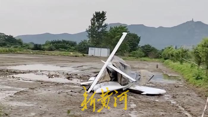 A plane crashed into farmland in Zhenjiang, Jiangsu? Emergency Bureau: Forced landing due to malfunction, one person suffered a hand fracture and one person was slightly injured