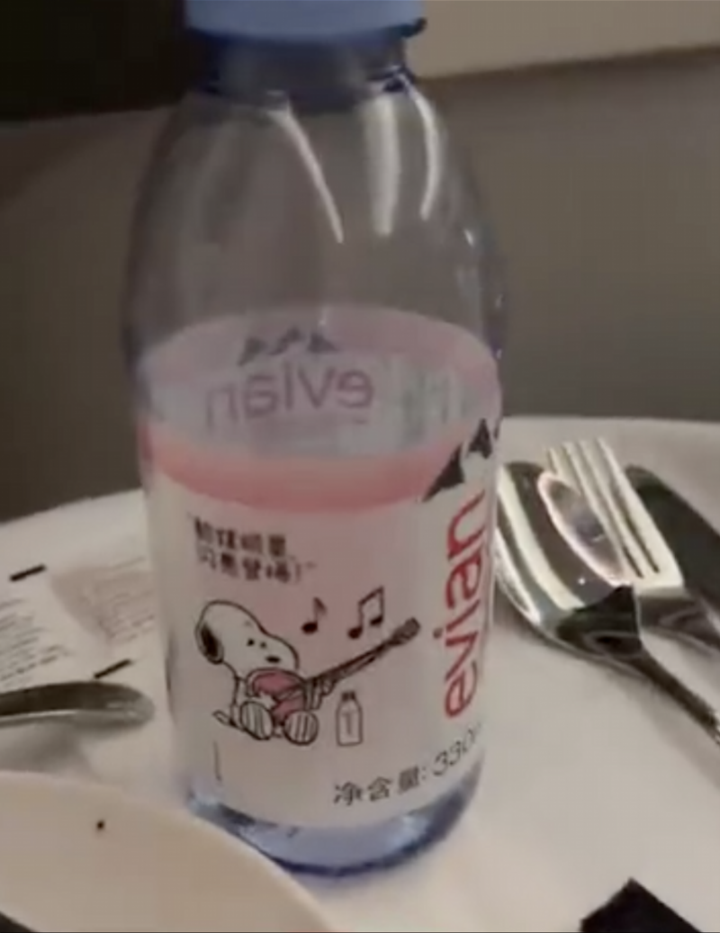 A netizen sent a video roast that he spent 40000 to take the Business class non-stop flight from Guangzhou to Melbourne of China Southern Airlines, and only sent a bottle of mineral water