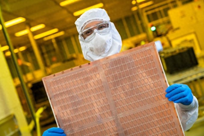 Intel Launches Glass Substrate Program: Redefining Chip Packaging and Promoting Moore's Law Progress
