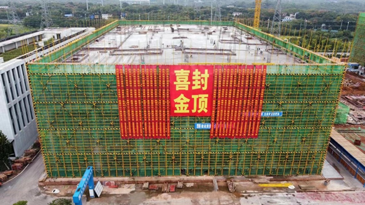 The second phase of China Mobile (Zhuzhou, Hunan) data center project has been capped ahead of schedule and will be put into operation in June next year