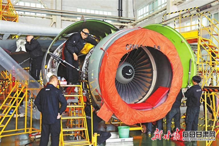  Picture News  In the hangar of China Eastern Airlines Technology Gansu Branch, 