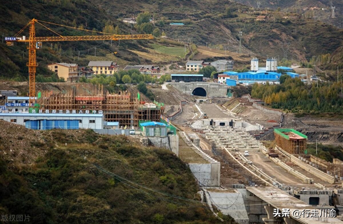 Why has the Chengdu Lanzhou Railway been under construction for more than ten years and not yet opened to traffic? There are four main reasons behind it