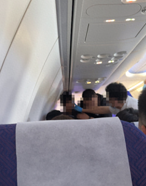 The incident occurred at China United Airlines! Disappointed front row passengers on a woman's plane, causing a dispute by reversing their seats, witnesses recount