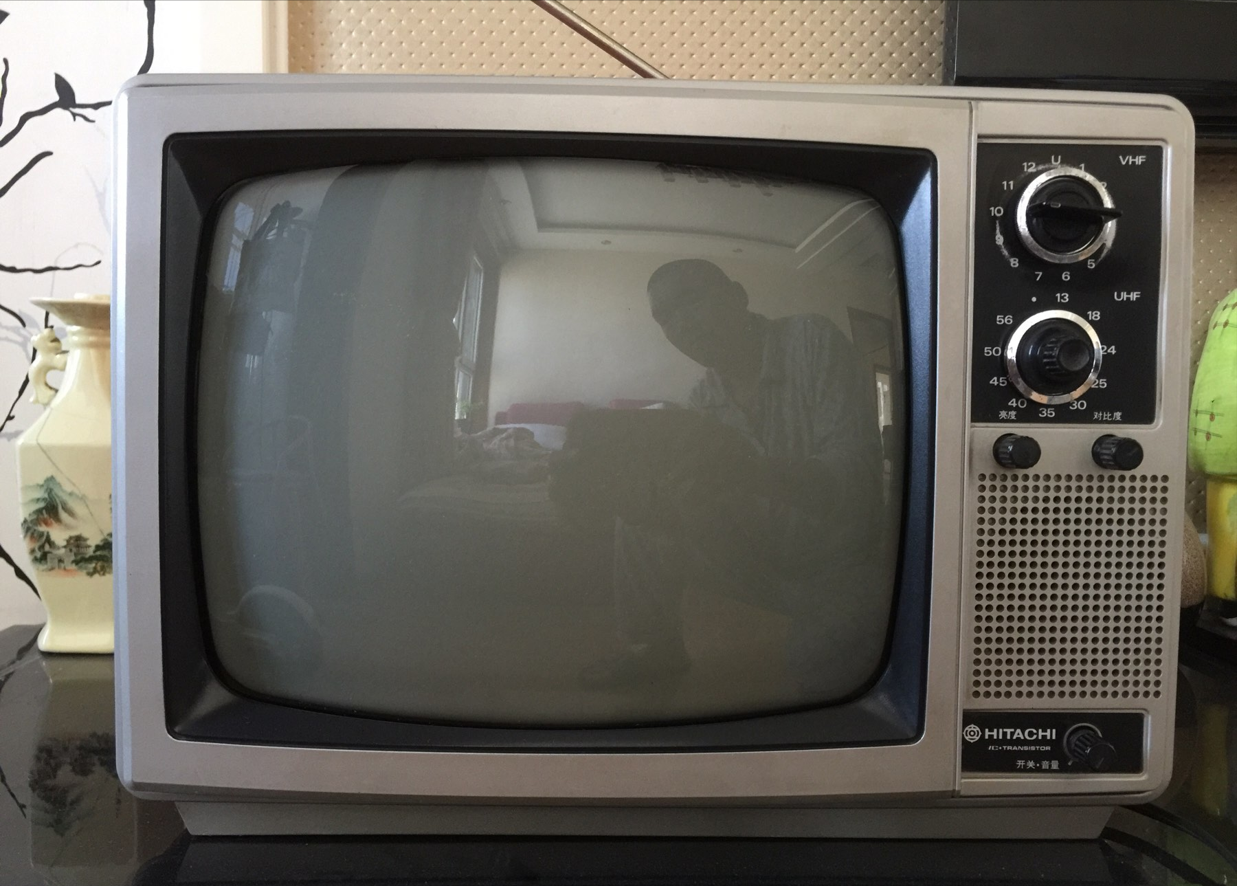 In the 1970s, a 12 inch black and white TV cost 370 yuan, which is equivalent to how much it is now? After calculating, I was startled