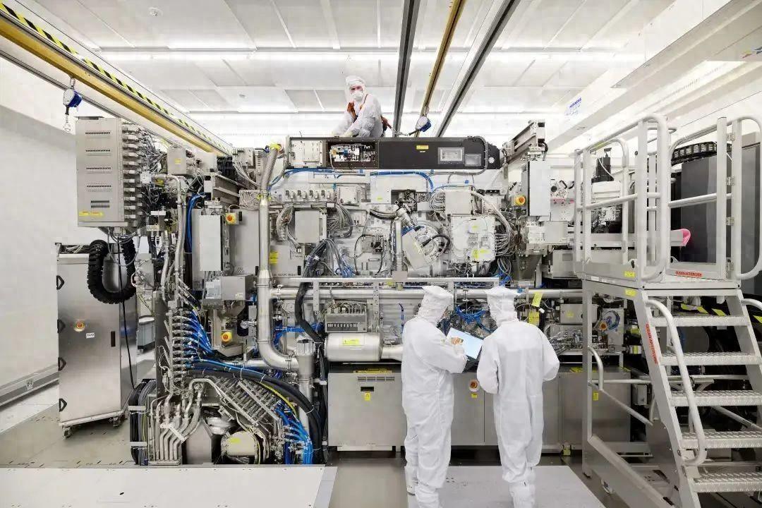 Bypassing the EUV lithography machine to create a 2nm chip! ASML never expected it. Sanctions come so quickly