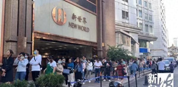 Explosion! Today, many Shanghainese are queuing up, and someone arrived at 6 o'clock! Police: Be careful with this type of card