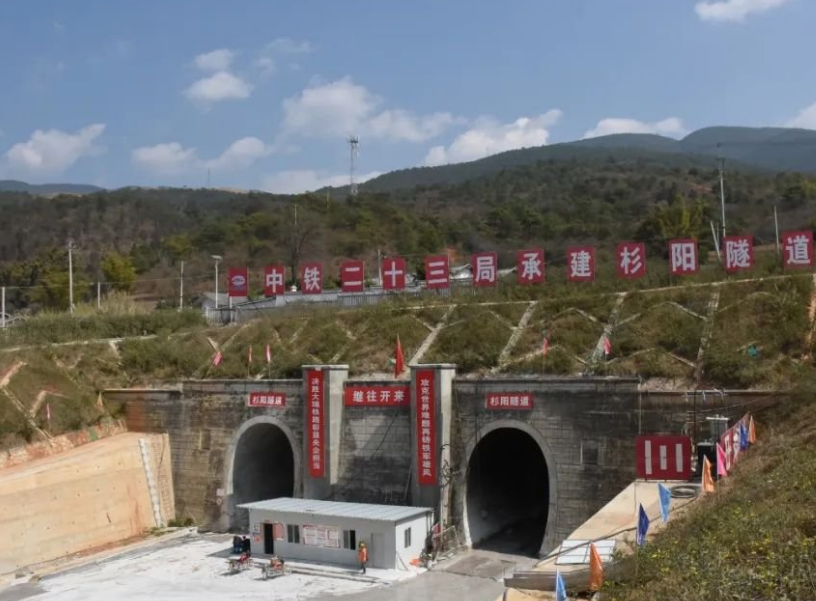 The 13 kilometer tunnel has been repaired for 14 years! How many Chinese engineers have turned their green hair into white hair as tunnels turn into water curtains